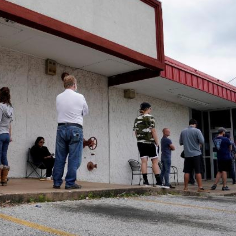 Registra 20,5 milioni di posti di lavoro americani persi ad aprile. Il tasso di disoccupazione sale al 14,7%
